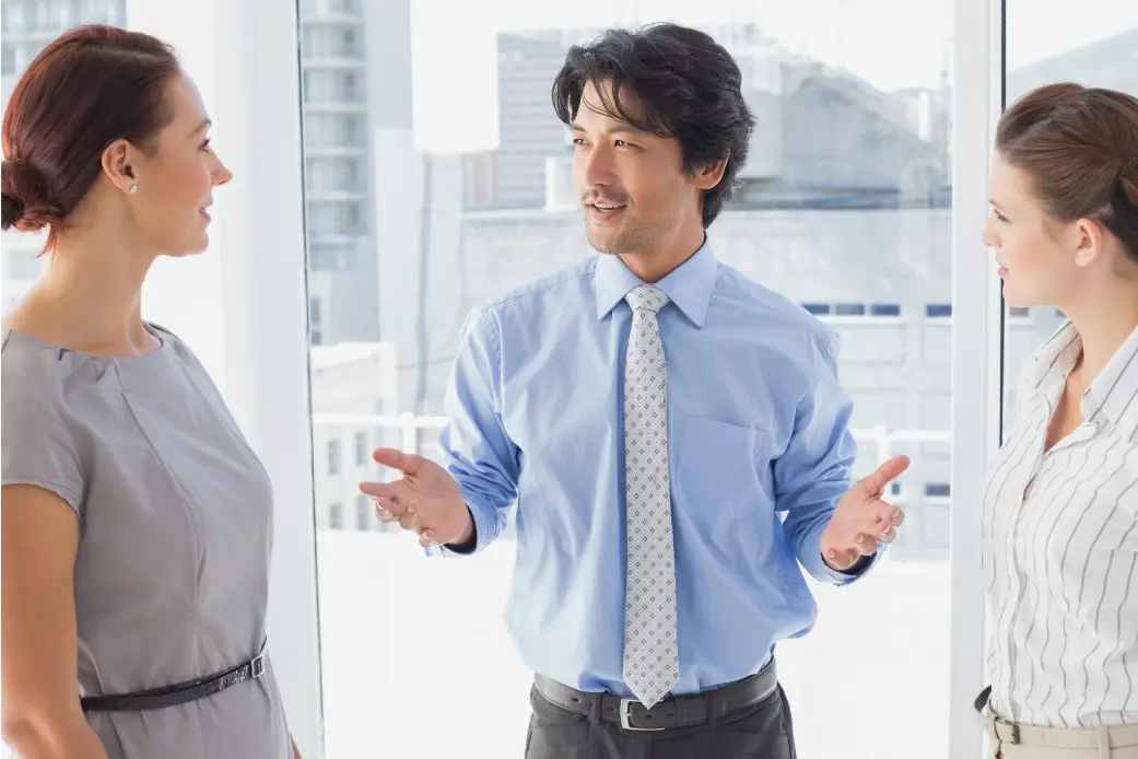 外国の人と会話するスーツの男性の写真